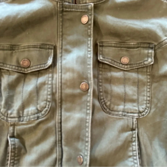 Hollister women's size small button down shirt jacket with patch's size small - Picture 4 of 7